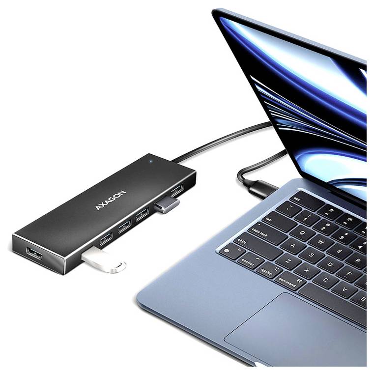 Laptop verbonden met een zwarte USB-C-hub met meerdere poorten en aangesloten opslagkaarten.