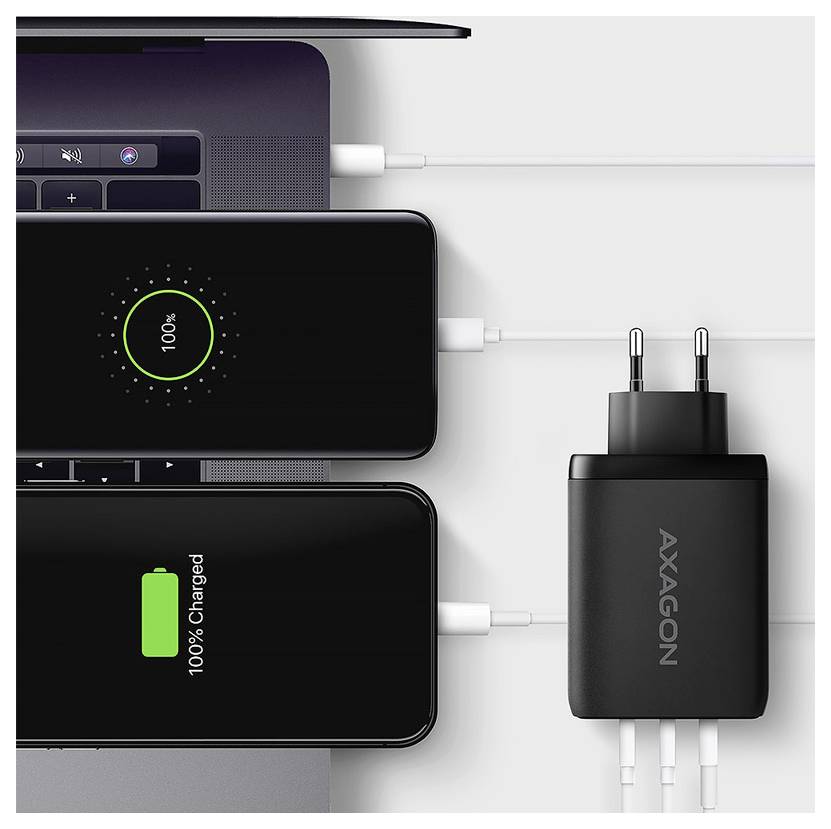 Bovenaanzicht van een AXAGON-wandlader die meerdere apparaten van stroom voorziet, waaronder een laptop en twee smartphones waarop de laadstatus en 100% batterij worden weergegeven.
