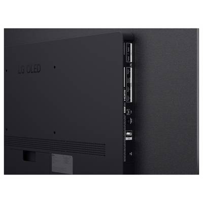Achterkant van een LG OLED-televisie met zijn ingangen en aansluitingen aan de rechterkant, inclusief HDMI- en USB-poorten.
