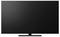Grote flatscreen-tv met een leeg zwart scherm op een standaard tegen een effen achtergrond.