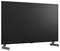 Een grote flatscreen-televisie met een zwart leeg scherm op twee standaard poten, weergegeven tegen een witte achtergrond.