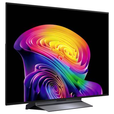 Een flatscreen-tv met een kleurig abstract wervelpatroon op een zwart scherm, onder een hoek op een standaard weergegeven.