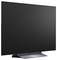 Een flatscreen-televisie met een leeg donker scherm op een standaard, afgebeeld tegen een witte achtergrond.
