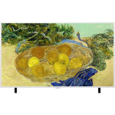 Een geschilderd mandje met geel fruit op een tafel met bladrijke takken en een blauwe doek, weergegeven op een tv-scherm.