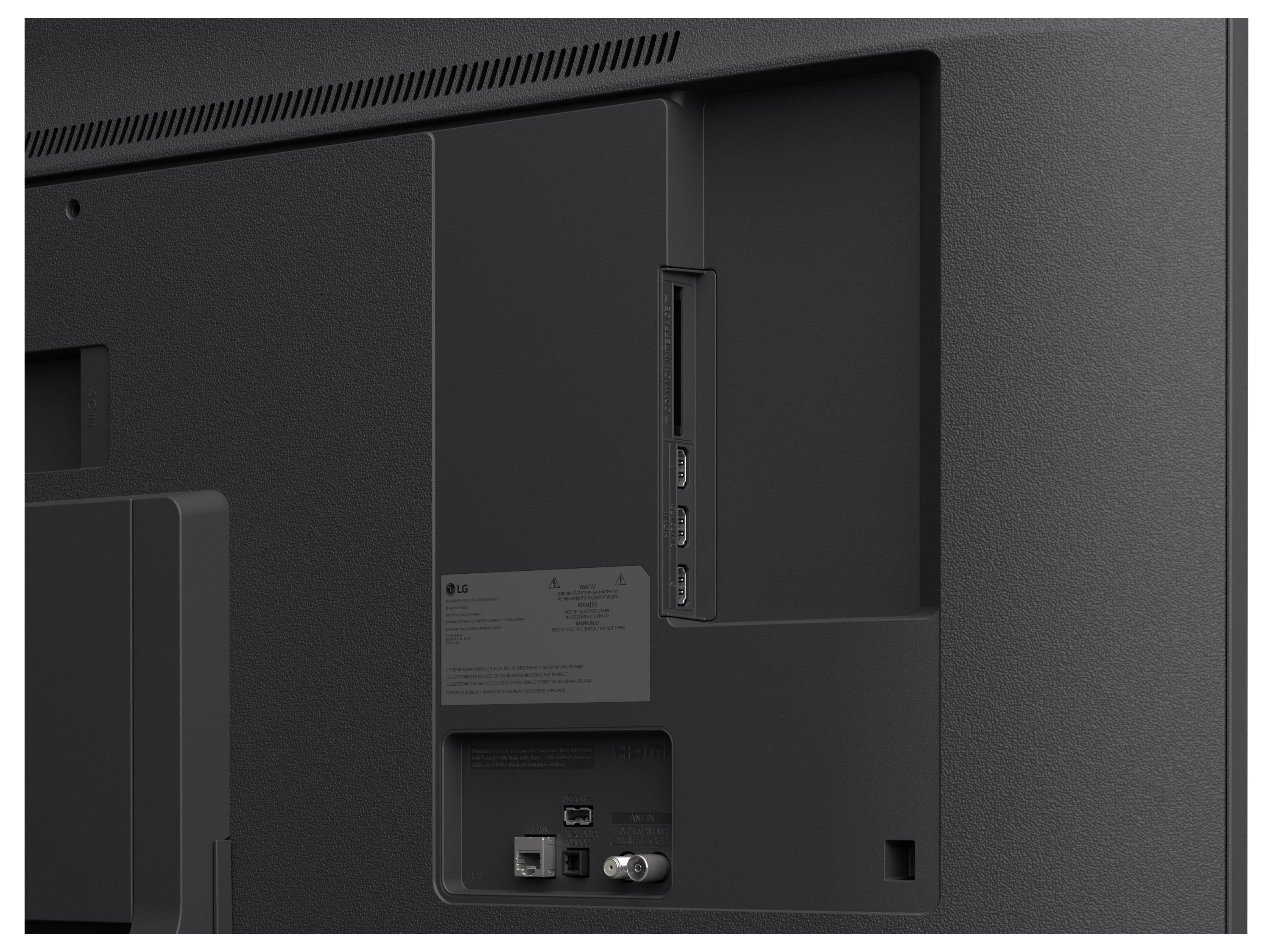 Achteraanzicht van een flatscreen-tv, met ventilatiesleuven, invoerpoorten en montagegebied op het achterpaneel.