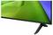 Close-up van een flatscreen-tv of monitor met een groen en blauw abstract display op een zwart standaard.