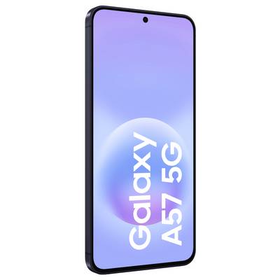 Een Galaxy A57 5G-smartphone weergegeven onder een hoek met een blauw-paars gradiëntscherm en een gecentreerde voorkant-camerafunctie.