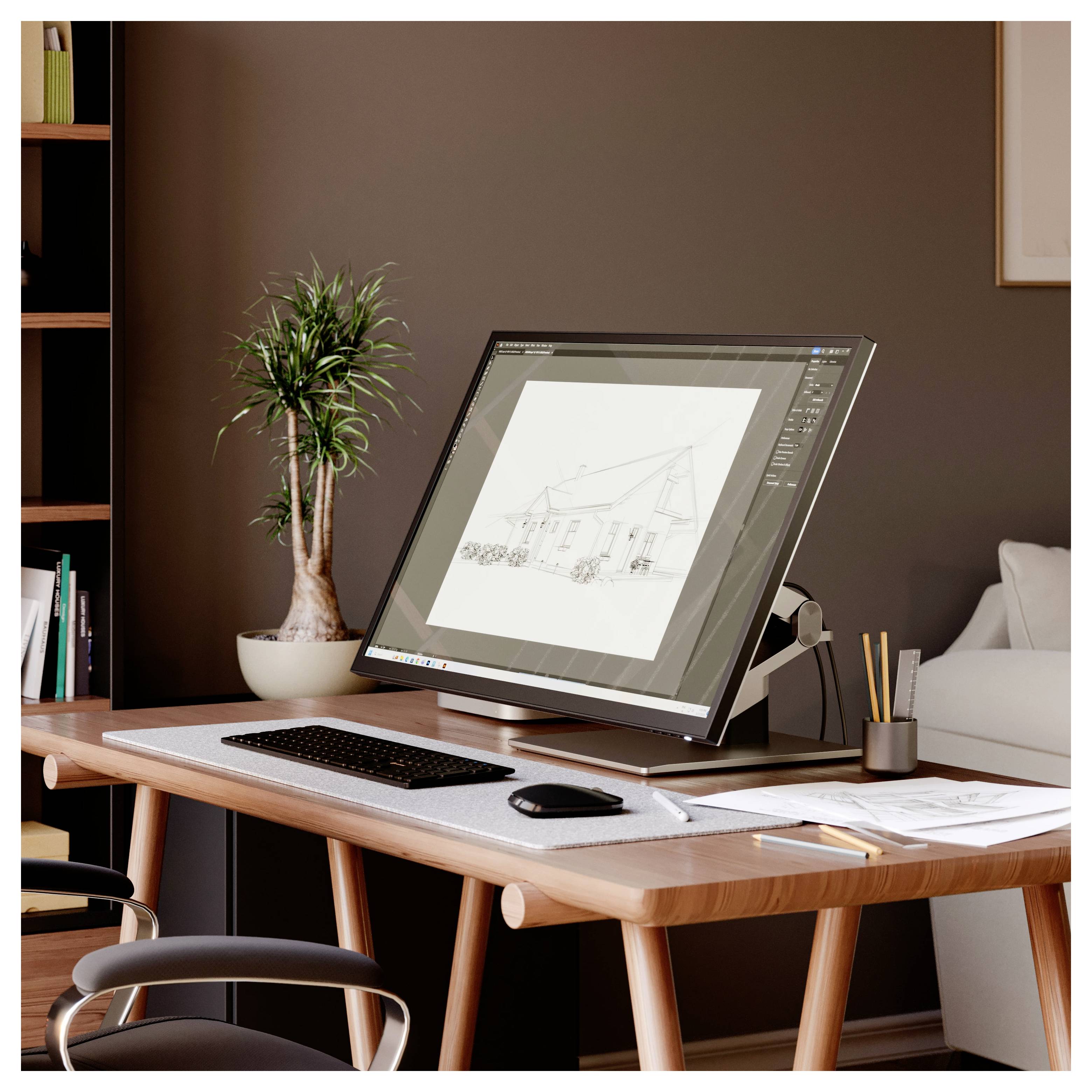 Architect's bureau met een groot beeldscherm waarop een huisschets wordt weergegeven, toetsenbord, muis en papieren naast een potplant in een thuiskantoor.