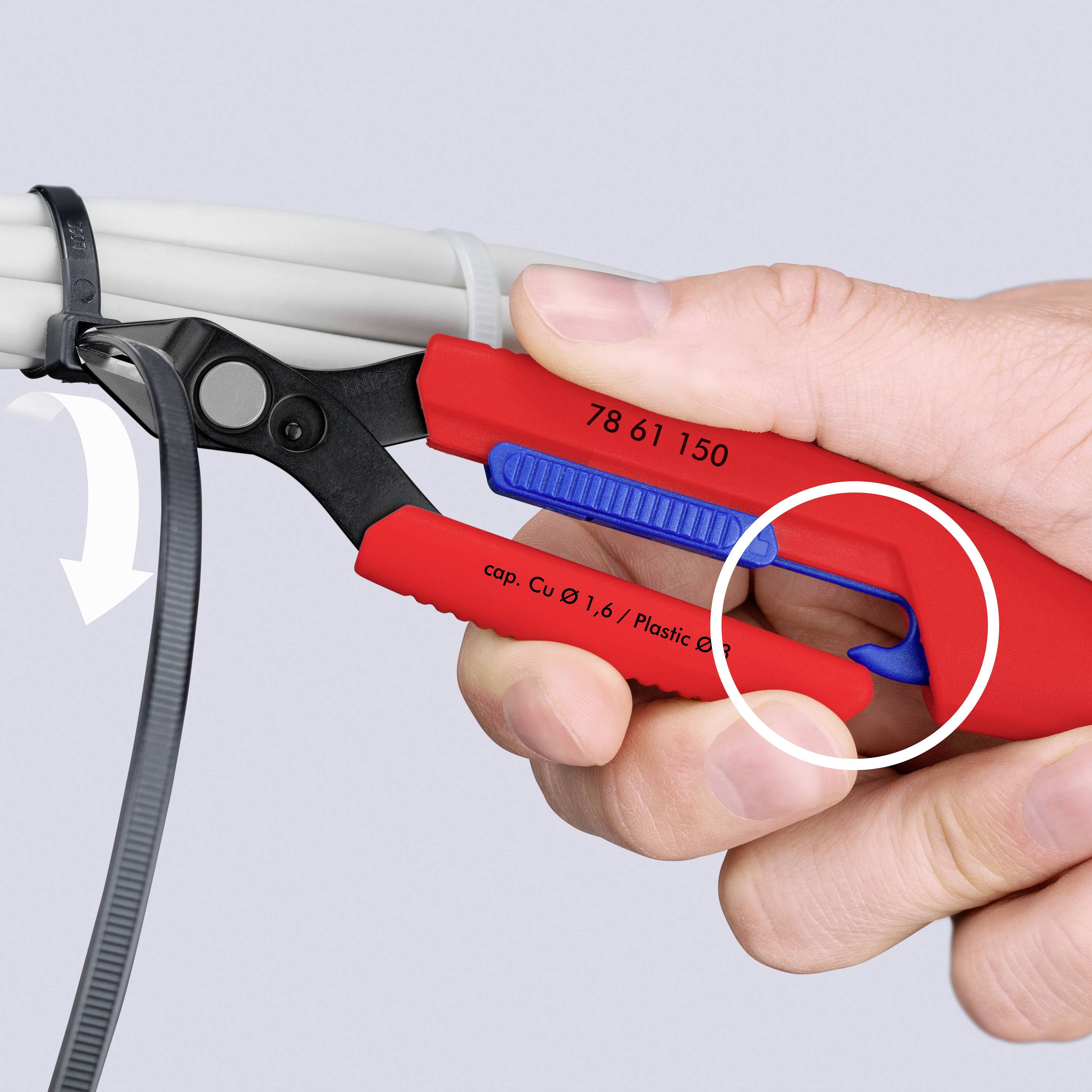 Hand die een rood kabelbandhulpje gebruikt om een zwarte kabelbinder rond gebundelde witte kabels aan te spannen, met een witte pijl die de beweging aangeeft.