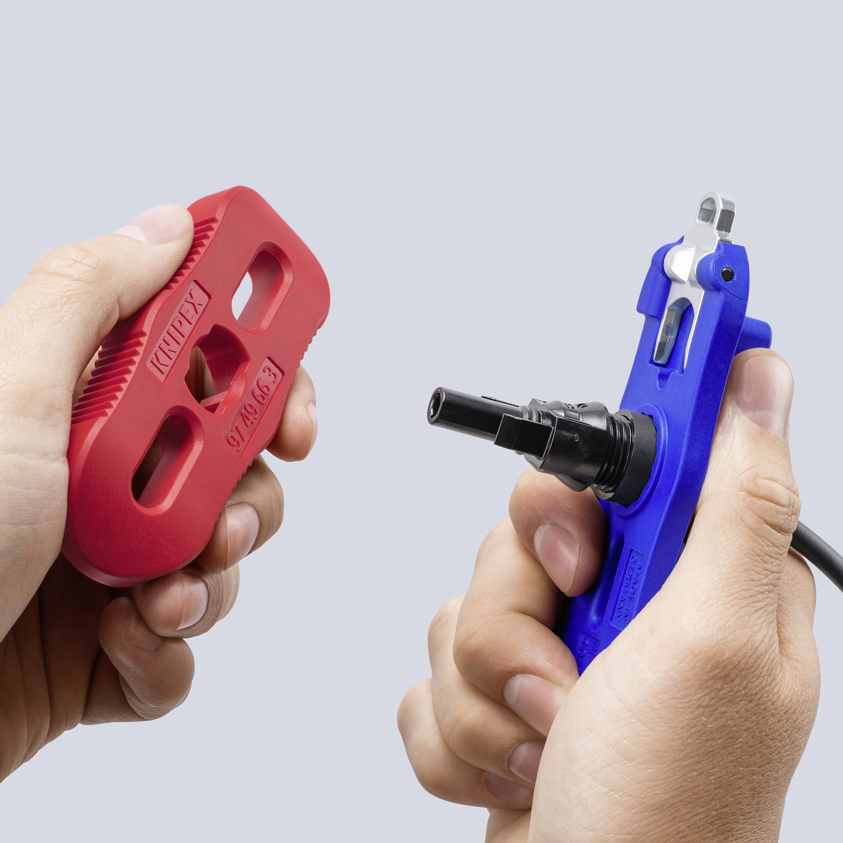 Handen houden een rode en een blauwe elektrische connector of stekker vast, met een close-upvergelijking van twee grijpende onderdelen.