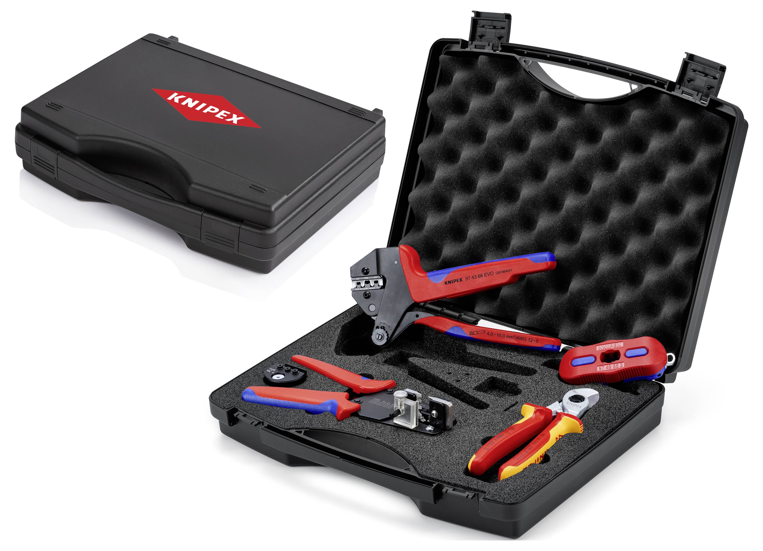 Open zwarte KNIPEX transporttas met schuimstofvoering met daarin verschillende rode en blauwe handgereedschappen en accessoires, weergegeven naast de gesloten tas.