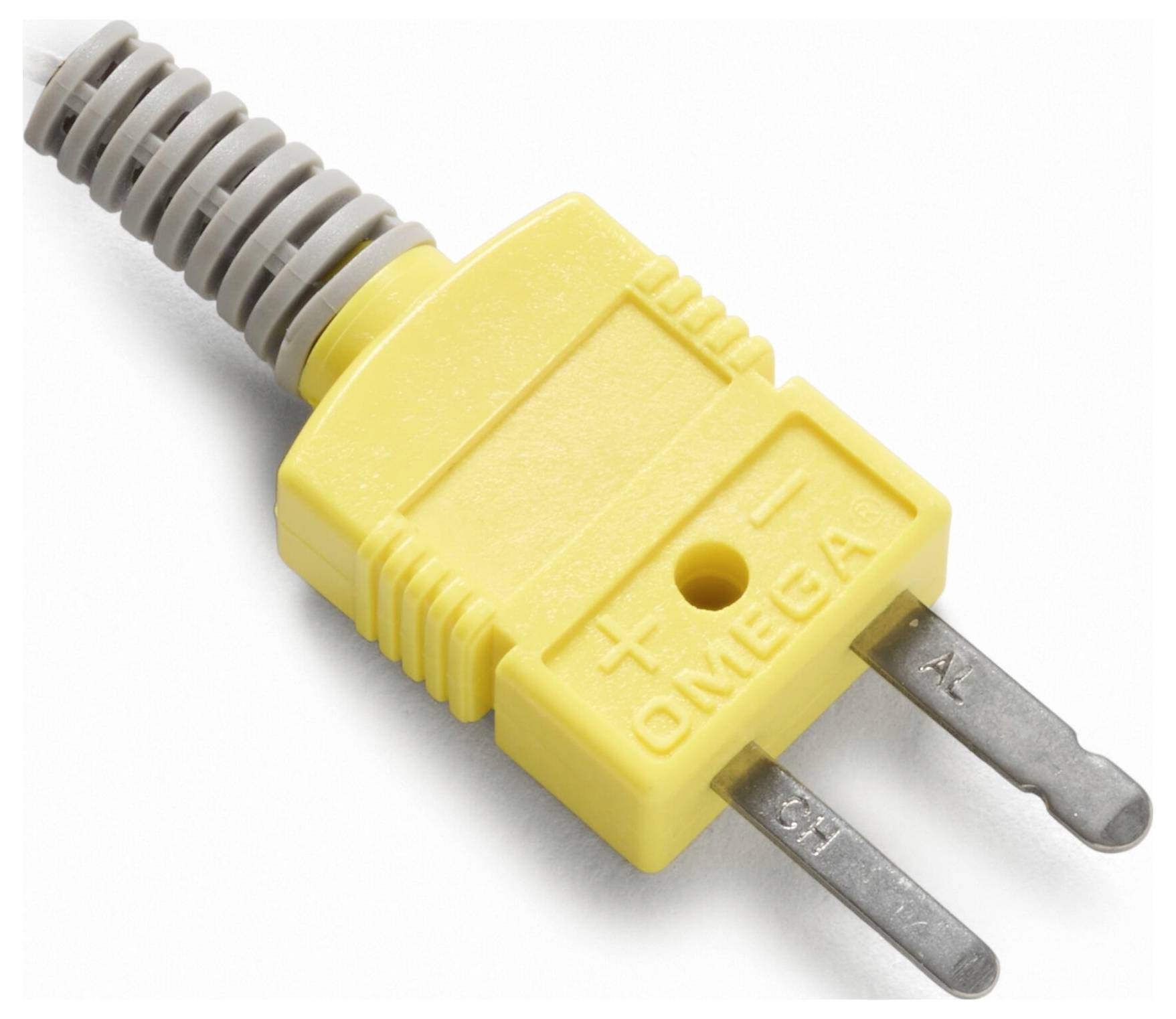 Gele Omega-stekker met twee platte metalen pennen en een grijze geïsoleerde snoerkabel-uiteinde, afgebeeld op een witte achtergrond.