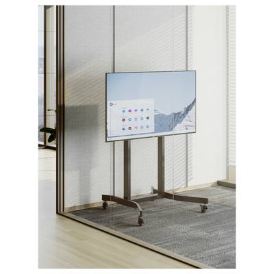 Flatscreen-scherm op een verrijdbare standaard in een modern kantoor, met een computerhomescherm met app-pictogrammen over een achtergrond van sneeuw bedekte bergen.