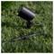 Zwarte buitenlandschapspotlight op gras met aangesloten laagspanningskabel en inlineconnector.