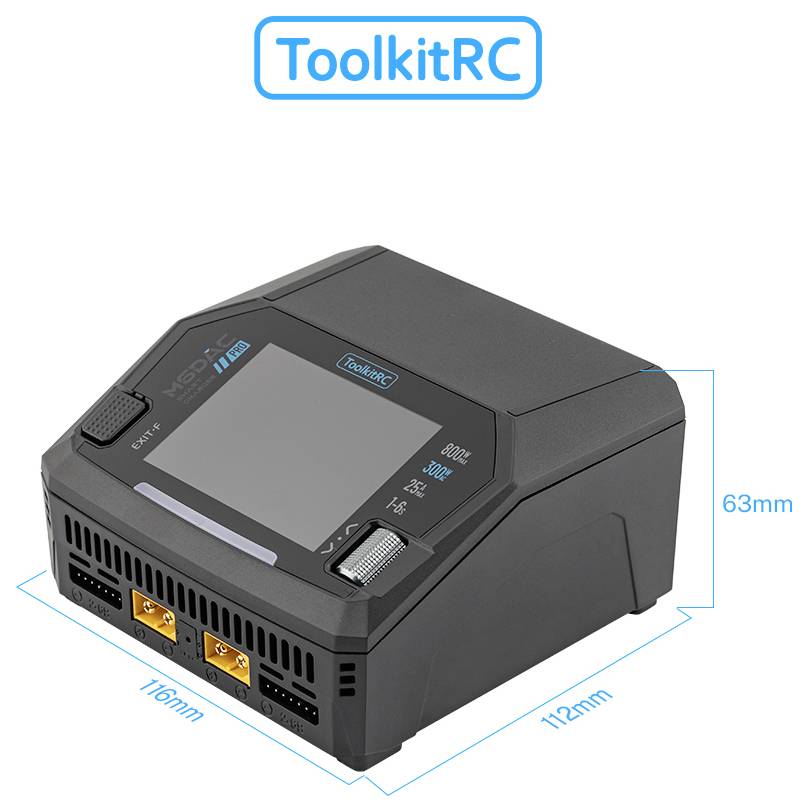 ToolkitRC batterijlader met display en aansluitingen, afgebeeld met afmetingen van 116mm bij 112mm bij 63mm.