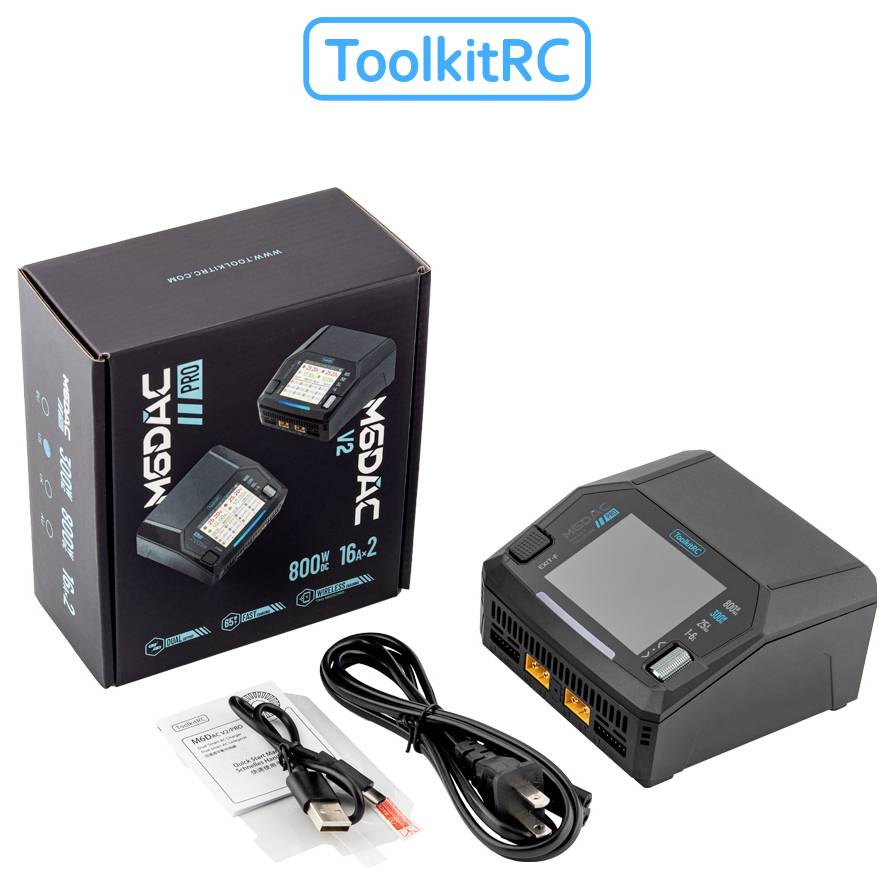 ToolkitRC W4AC 800W 16A intelligente lader met doos, stroomingeleidingen en handleiding getoond op witte achtergrond.