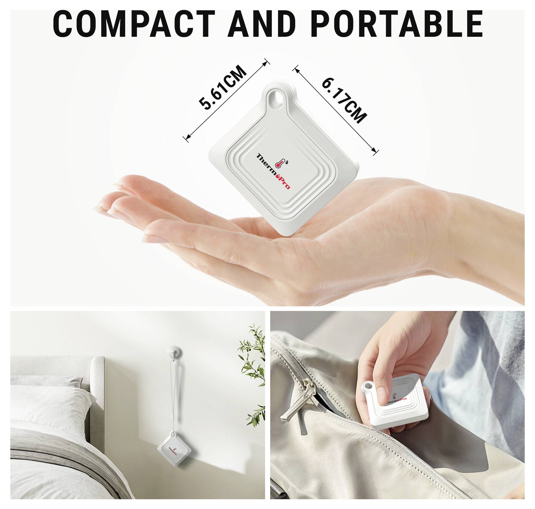 Promotionele afbeelding met een compacte draagbare vierkante tracker, 5,61 cm bij 6,17 cm, die in een hand past en aan een tas of muur kan worden bevestigd voor gemakkelijk vervoer of tracering.