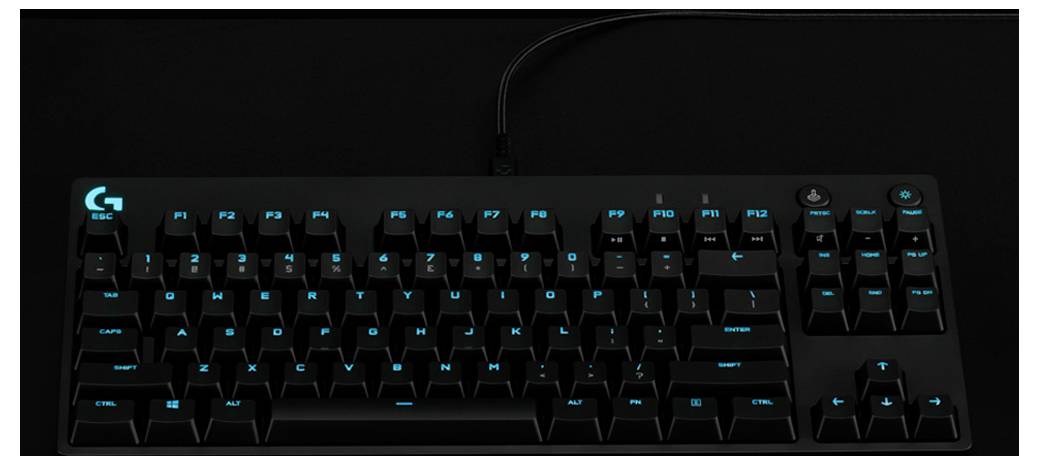Een zwart draadloos gamingtoetsenbord met blauw verlichte toetsen en een 'G'-logo staat op een donker oppervlak.