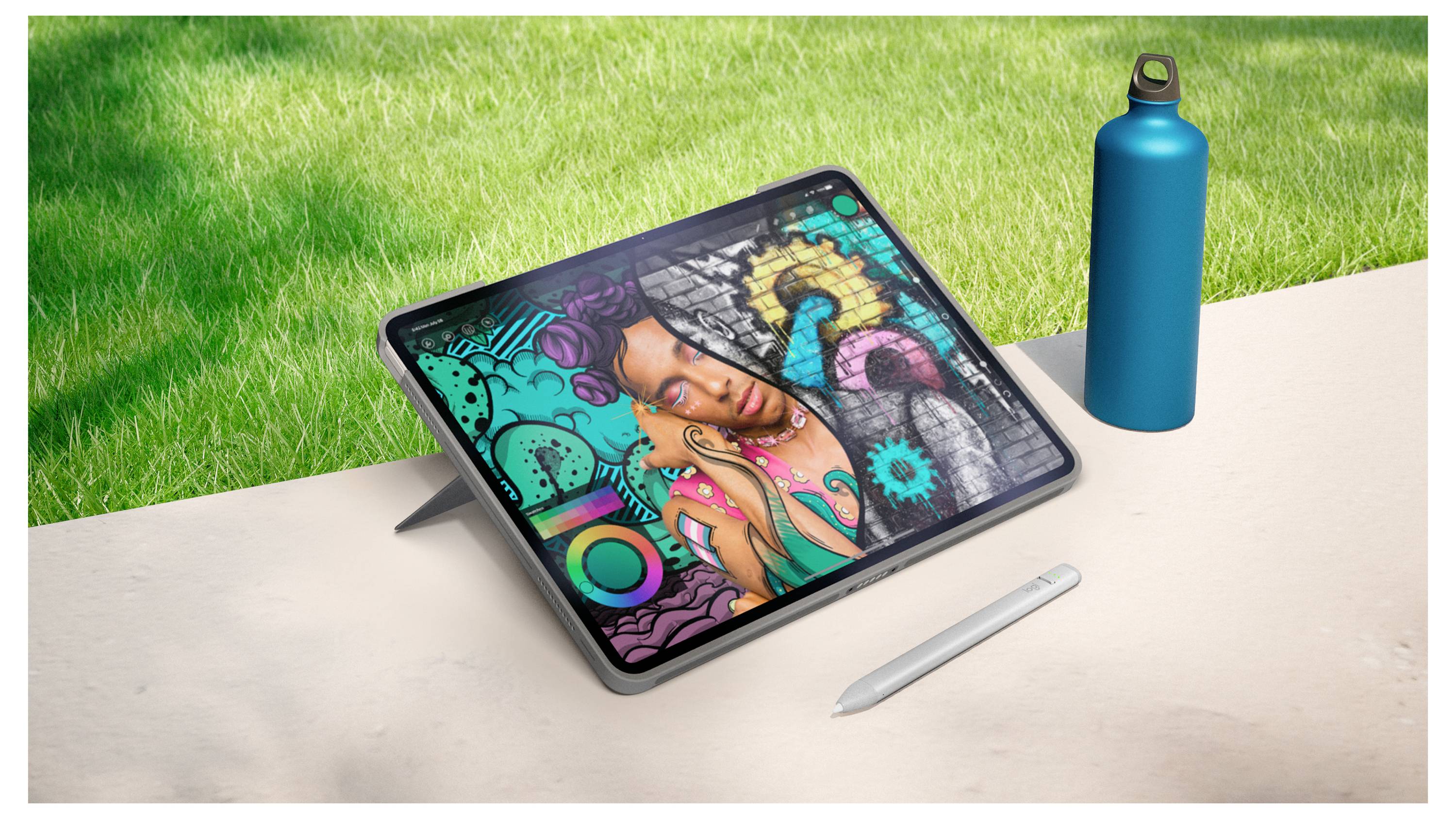 Tablet op een standaard met kleurrijke digitale kunst op het scherm, met een stylus en een waterfles ernaast op een tafelblad buiten.