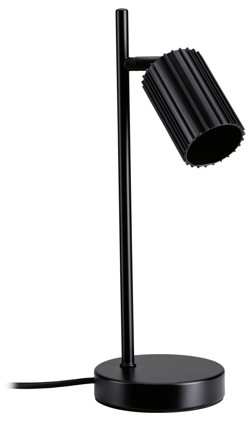 Zwarte verstelbare bureaulamp met een rond voetje, slanke verticale staander en gerimpelde cilindrische kop die naar buiten toe schuin staat op een witte achtergrond.