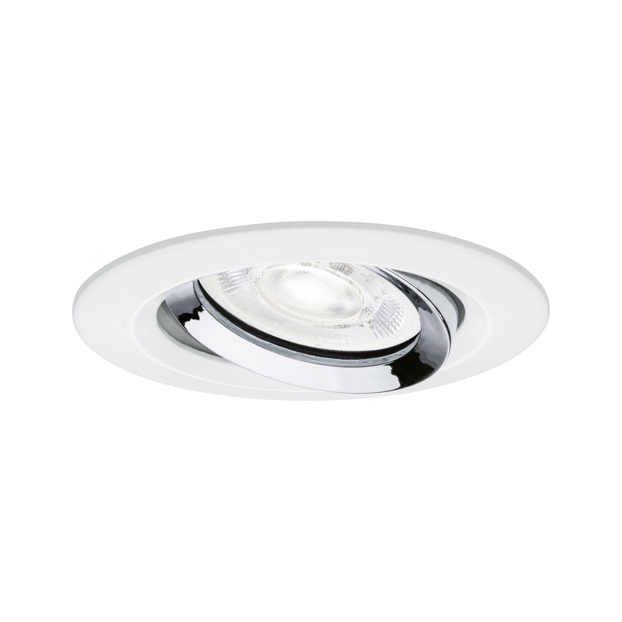Rond inbouwspotje voor het plafond met witte rand en chromen reflector op een witte achtergrond.
