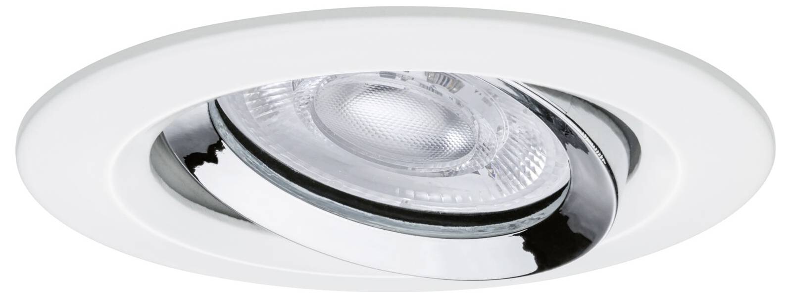 Close-up van een rond ingebouwde plafondlamp met witte rand en reflecterende chromen binnenkant.