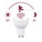 Slimme LED-lamp met bewegingsmelder, weergegeven terwijl deze overgeschakeld wordt van 'Uit' overdag naar 'Aan' 's nachts wanneer beweging wordt gedetecteerd.