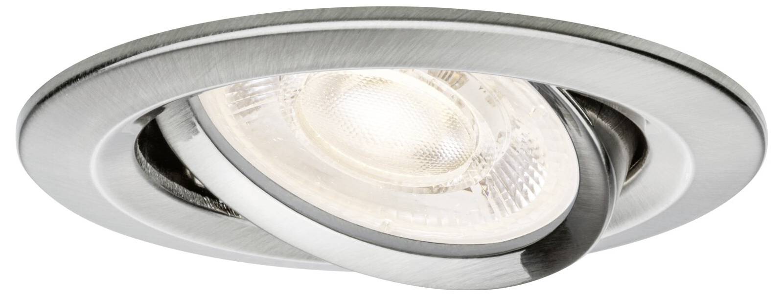 Een ingebouwde ronde plafondspot in geborsteld zilver met een gekantelde lamp in een metalen montuurring.