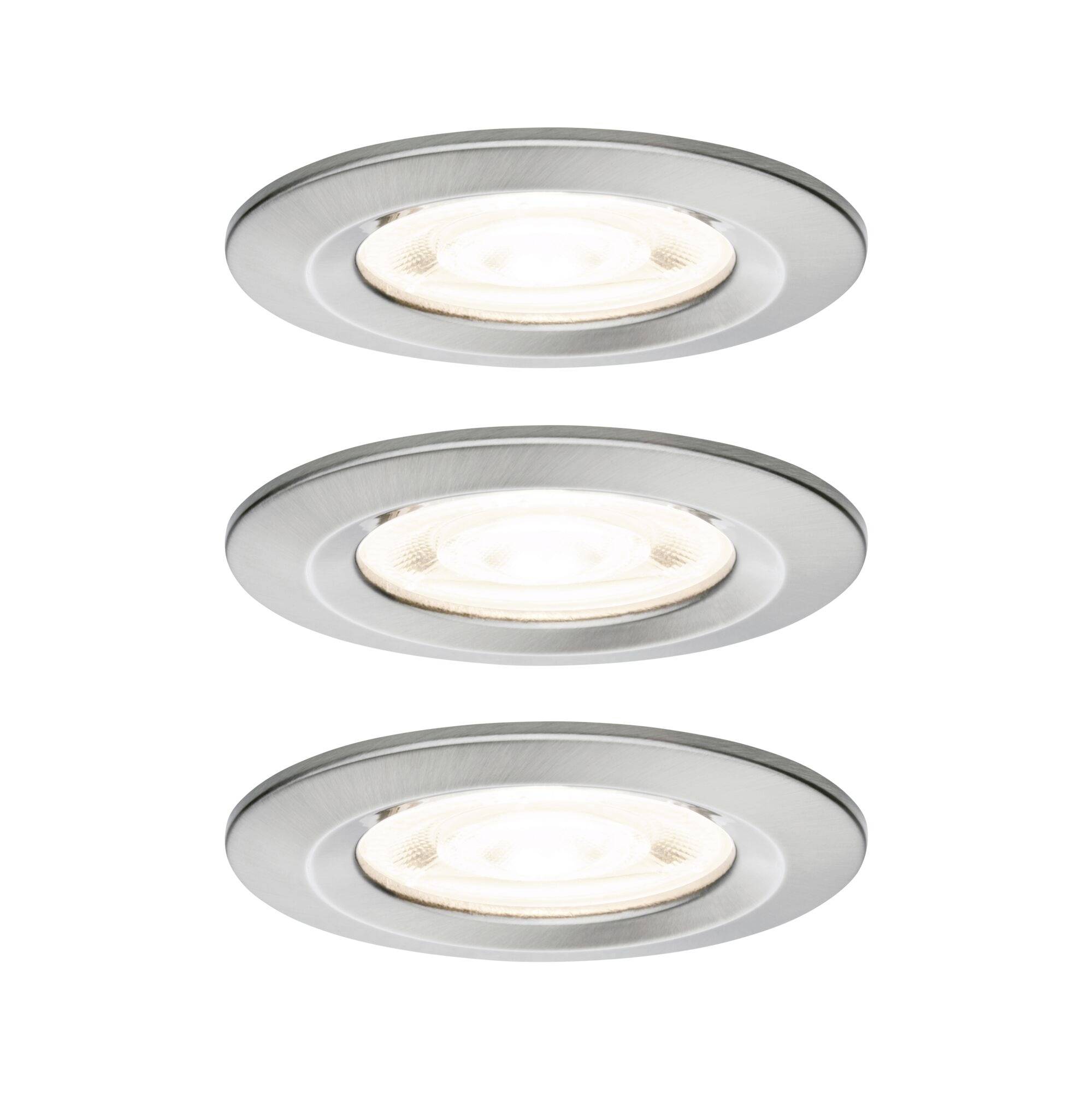 Drie ingebouwde ronde plafondlampen met geborsteld zilveren rand op een witte achtergrond.