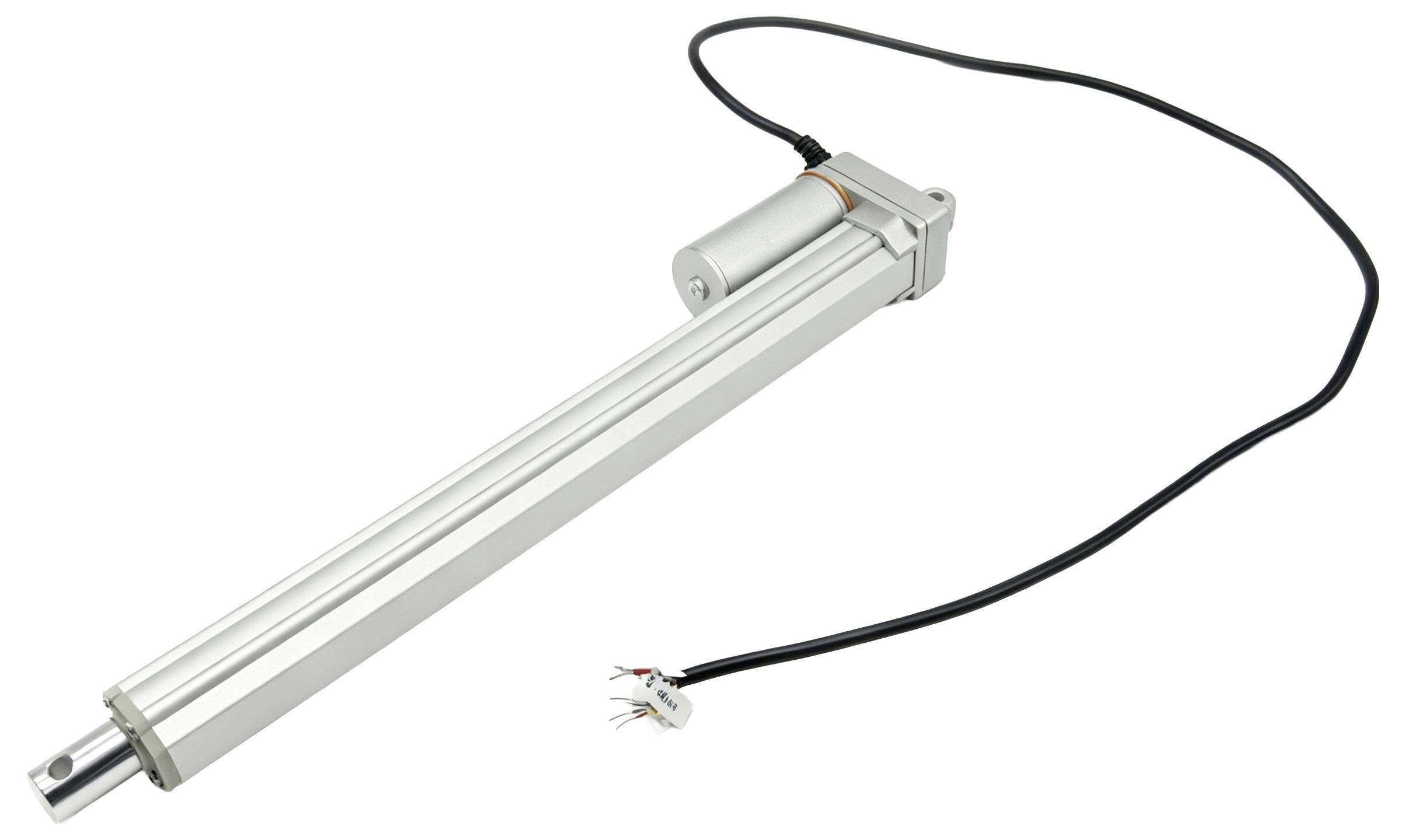 Metalen lineaire actuator met bijgevoegde zwarte stroopkabel en aansluiting, weergegeven op een witte achtergrond.