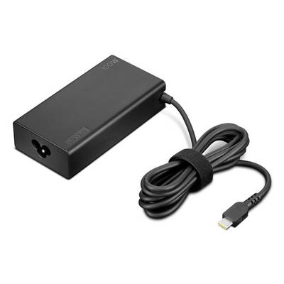 Zwarte 100W laptop-voedingsadapter met bijgevoegd USB-C-oplaadkabel opgerold ernaast op een witte achtergrond.