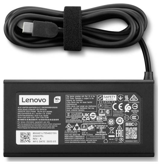 Lenovo laptopnetstekker met bijgevoegd USB-C-kabel en gedrukte veiligheids-/specificatielabels.