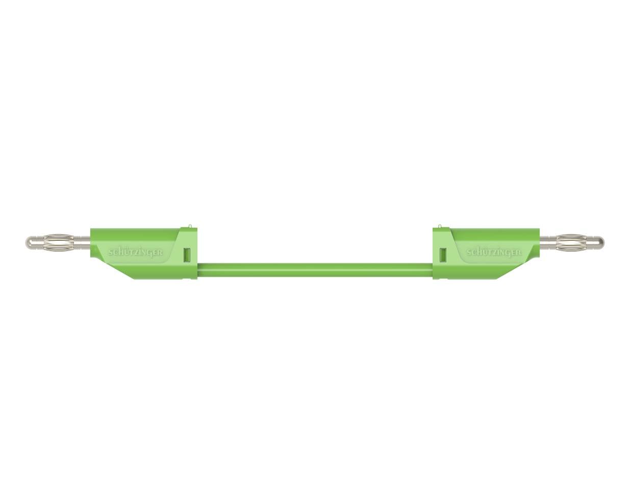 Groene geïsoleerde banaan testleiding met metalen stekkers aan beide uiteinden, horizontaal afgebeeld op een witte achtergrond.
