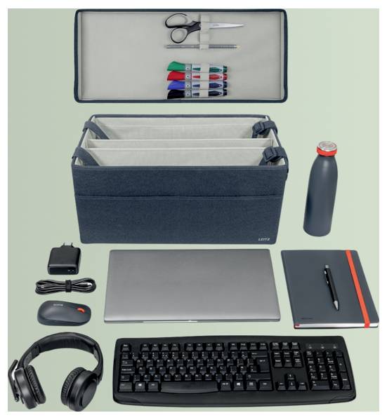 Laptoporganizer met accessoires uitgestald: tas, oplader, muis, koptelefoon, toetsenbord, notitieboekje, waterfles en etui voor kantoorbenodigdheden.