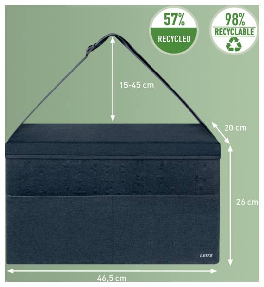 Zwarte draagtas met schouderriem, gelabeld 57% gerecycled en 98% recyclebaar, met afmetingen 46,5 cm breed, 26 cm hoog, 20 cm diep en 15–45 cm riem drop.