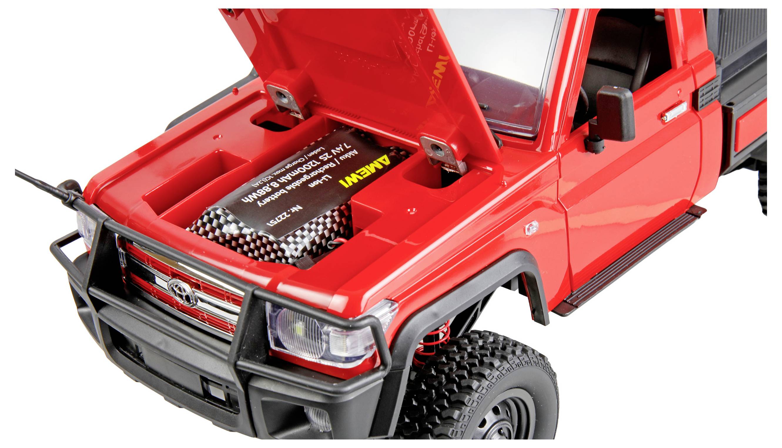 Rood speelgoed-bestuurbare pick-uptruck met open motorkap, waarin het batterijaansluitvak en de voorkant zichtbaar zijn op een witte achtergrond.