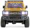 Vooraanzicht van een oranje Toyota off-road truck met koplampen aan, weergegeven op een witte achtergrond.