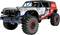 Zwart, grijs en rood off-road RC-vrachtwagen met oversized knobbelige banden, rolkooi en voorste sleepophangen, weergegeven op een witte achtergrond.