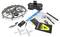 Droneset met gesloten vliegkooi, controller, batterij, oplader, reserve-propellers, gereedschap en gebruikshandleidingen op een witte achtergrond.