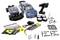 RC-autokit met geassembleerde blauwe Volkswagen Polo-carrosserie, chassis, afstandsbediening, batterij, lader, instructies, reservebanden, gereedschap en assemblagaonderdelen op een witte achtergrond.