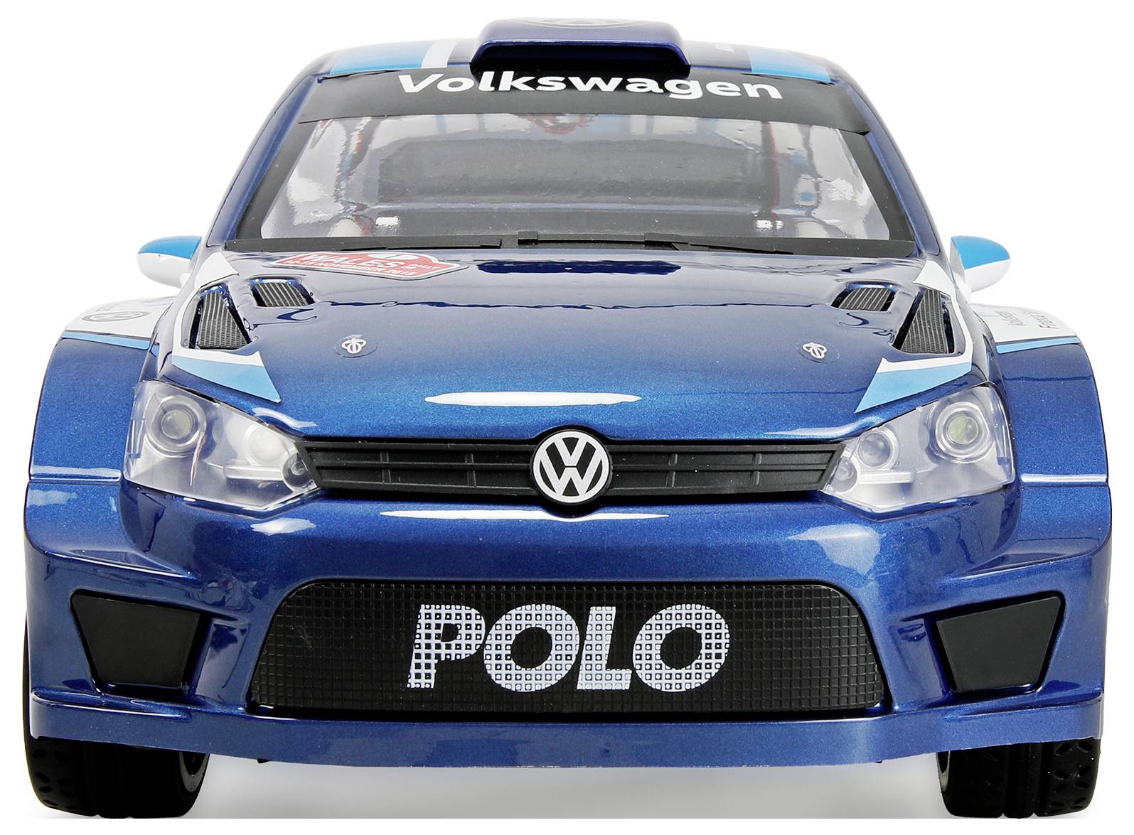 Vooraanzicht van een blauwe Volkswagen Polo racewagen met sponsorlogo's, weergegeven op een witte achtergrond.