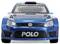 Vooraanzicht van een blauwe Volkswagen Polo racewagen met sponsorlogo's, weergegeven op een witte achtergrond.