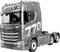 Grijze Scania-zeekastrruck-cabine en chassis in driekwart vooraanzicht, geïsoleerd op een witte achtergrond.
