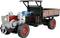 Een speelgoedtractor met een platformen aanhanger, weergegeven in zijaanzicht op een witte achtergrond.
