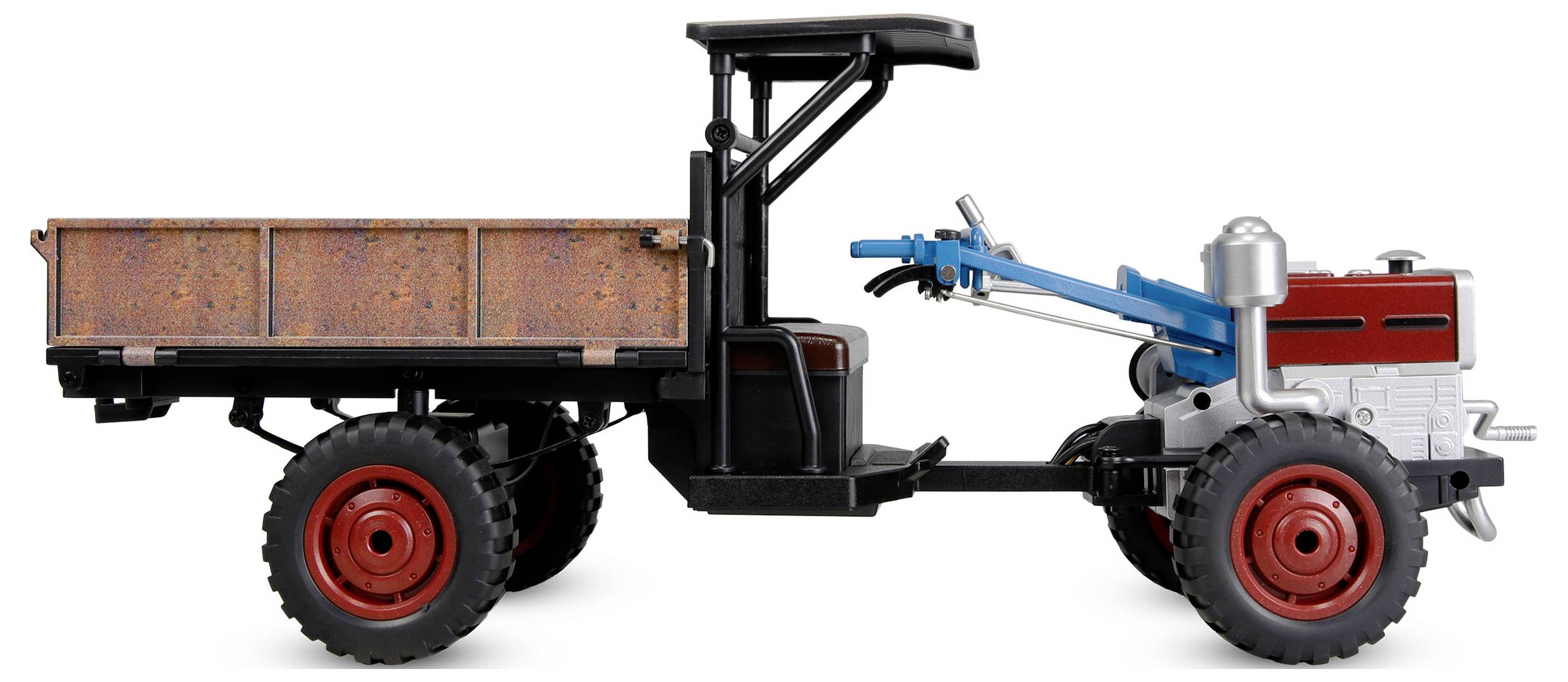 Zijkant van een kleine trekker met twee wielen en aanhanger, met een verroeste laadkak en blauwe trekhaak op een witte achtergrond.