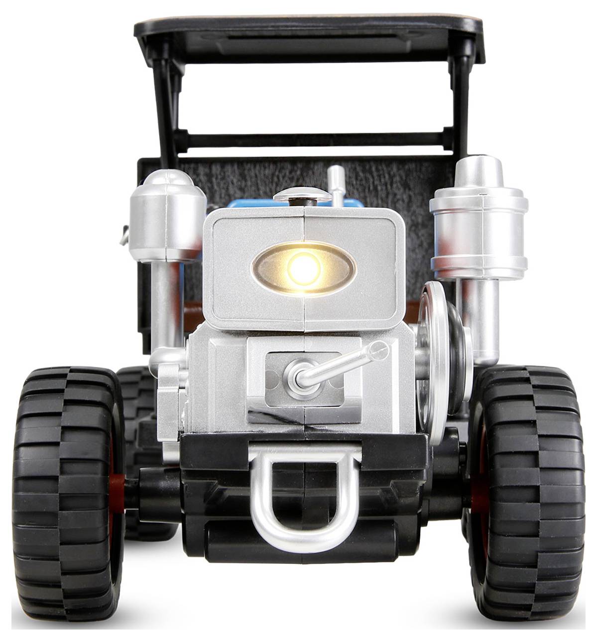 Vooraanzicht van een klein speelgoedrobotvoertuig met een gloeiend geel oog, grote zwarte wielen en een zwak dak op een witte achtergrond.