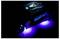 Futuristisch blauw auto-concept met gloeiende onderlichten en een draakafbeelding op de carrosserie en het dak tegen een zwarte achtergrond.