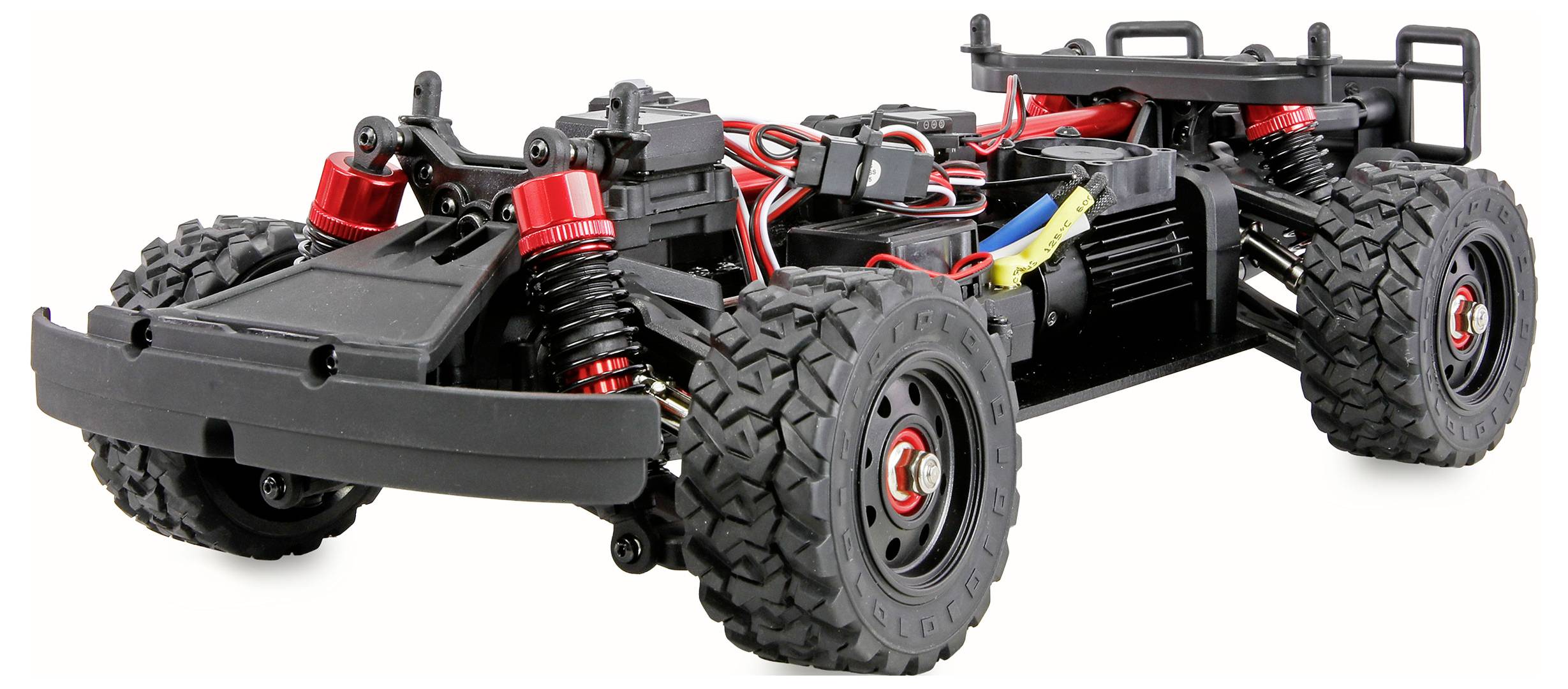 Gedeeltelijk gemonteerd RC-autochassis met blootgestelde rode en zwarte ophanging, bedrading en grote terreinbanden op een witte achtergrond.