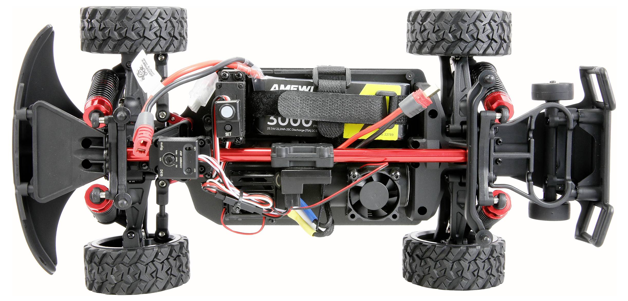 Onderzijde van een RC-auto-chassis met zichtbare batterij, motor, bedrading en vier grote terrein-banden.