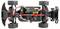 Onderzijde van een RC-auto-chassis met zichtbare batterij, motor, bedrading en vier grote terrein-banden.